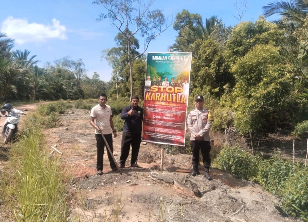 Cegah Karhutla, Bhabinkamtibmas Polsek Daik Lingga Pasang Spanduk Larangan Bakar Lahan di Desa Keton
