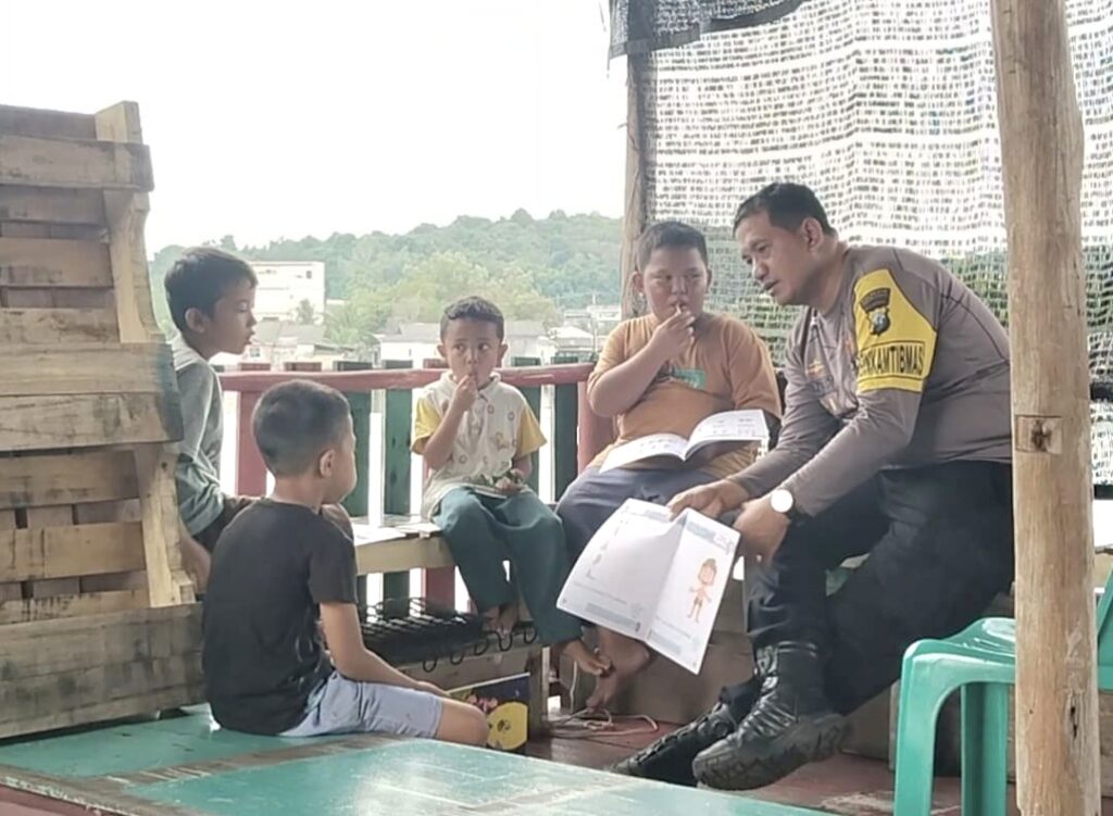 Polisi Ajak Anak Pesisir Tanjungpinang Gemar Membaca, Orang Tua: Sangat Membantu