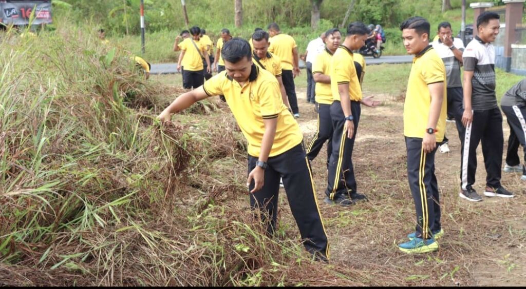 Gotong Royong di Mapolres Lingga, Polisi Bangun Akses Kebun Pangan dan Perkuat Solidaritas Personel