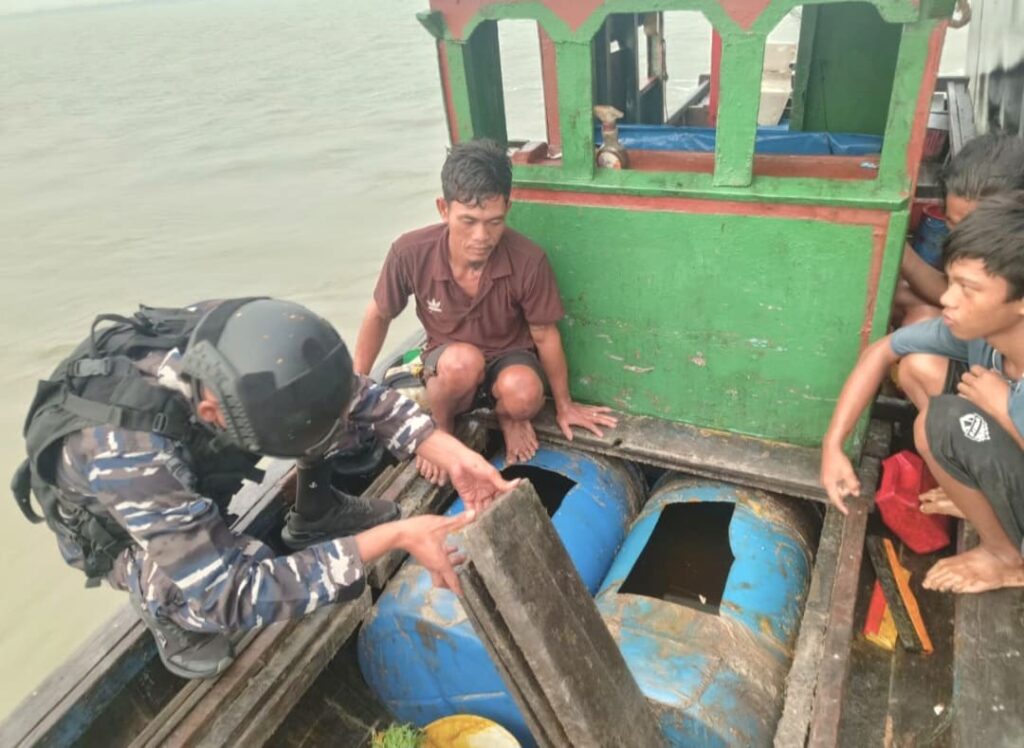 KRI Beladau-643 Tangkap Kapal Tanpa Identitas Diduga Curi CPO di Selat Rupat