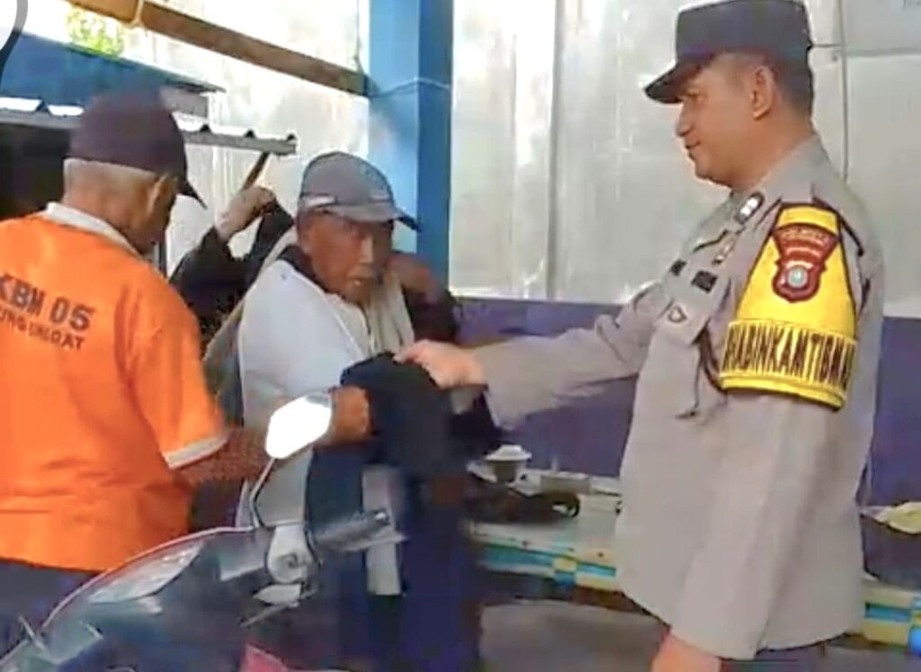 Aksi Humanis Polisi di Tanjungpinang, Buruh Bongkar Muat Terima Bantuan Pakaian Layak Pakai