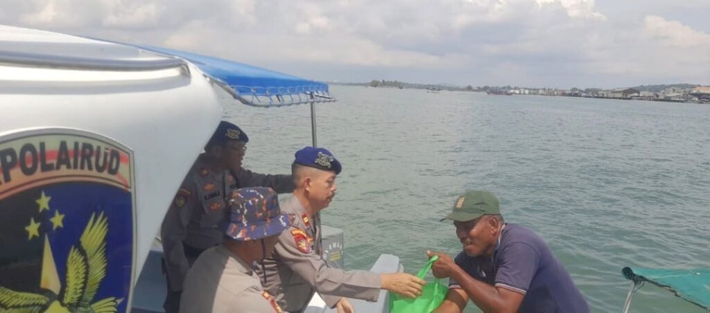 Jumat Berkah Sat Polairud Polresta Tanjungpinang, Salurkan 15 Paket Bansos untuk Warga Pesisir