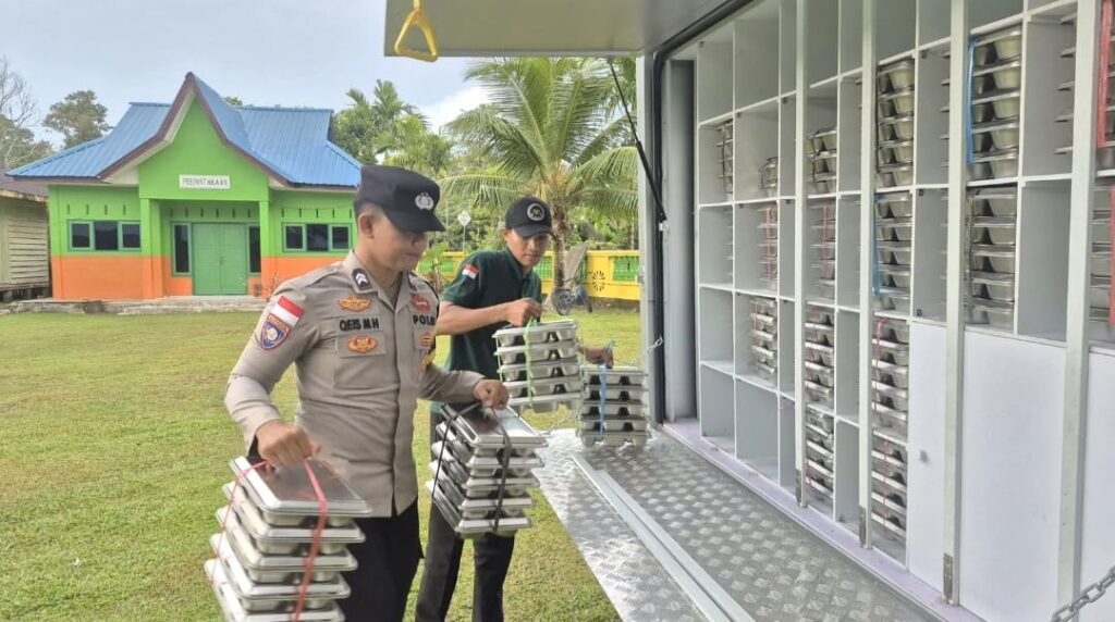Bhabinkamtibmas Kawal Distribusi 1.380 Porsi MBG di Lingga, Polri Pastikan Tepat Sasaran dan Bergizi