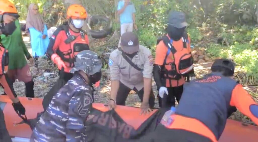 WNA China Terseret Ombak di Pantai Cibobos Lebak Ditemukan Tewas, Tim SAR Evakuasi Korban