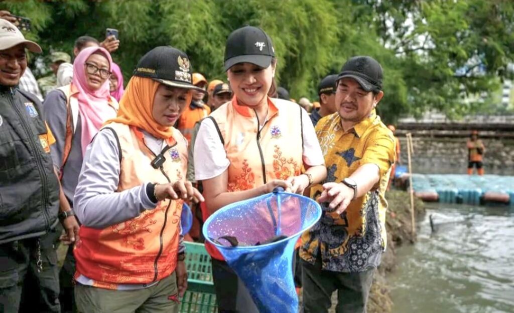 Pemkot Jakbar Tertibkan Ikan Sapu-Sapu di Kali TSI, 75 Kg Diangkut, Warga Dilibatkan Pulihkan Ekosistem