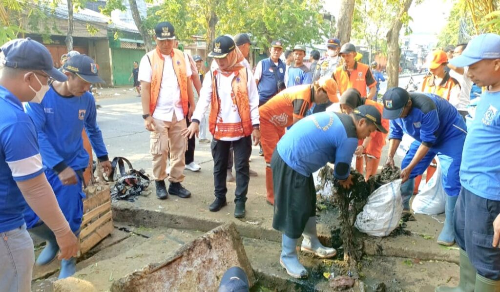 Bersihkan Saluran 17 Tahun Tak Dikeruk, Pemkot Jakbar Fokus Atasi Genangan di Tambora