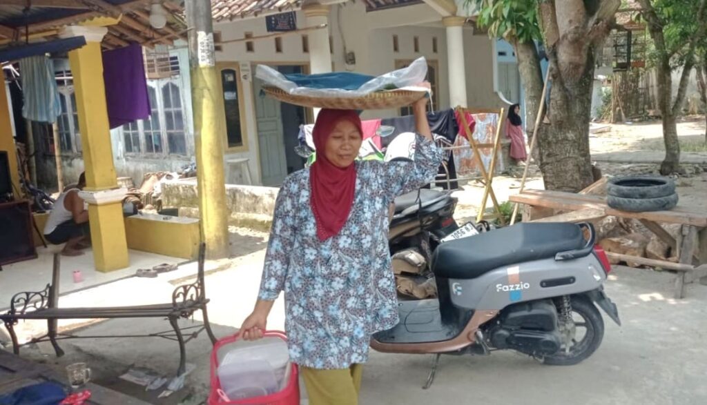 Perempuan Pedagang Kue Keliling di Lebak Bertahan di Tengah Tekanan Ekonomi, Hasilkan hingga Rp75.000 per Hari