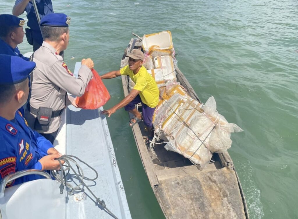 Satpolairud Polresta Tanjungpinang Salurkan 30 Paket Sembako di Pelantar I, Warga Pesisir Terbantu