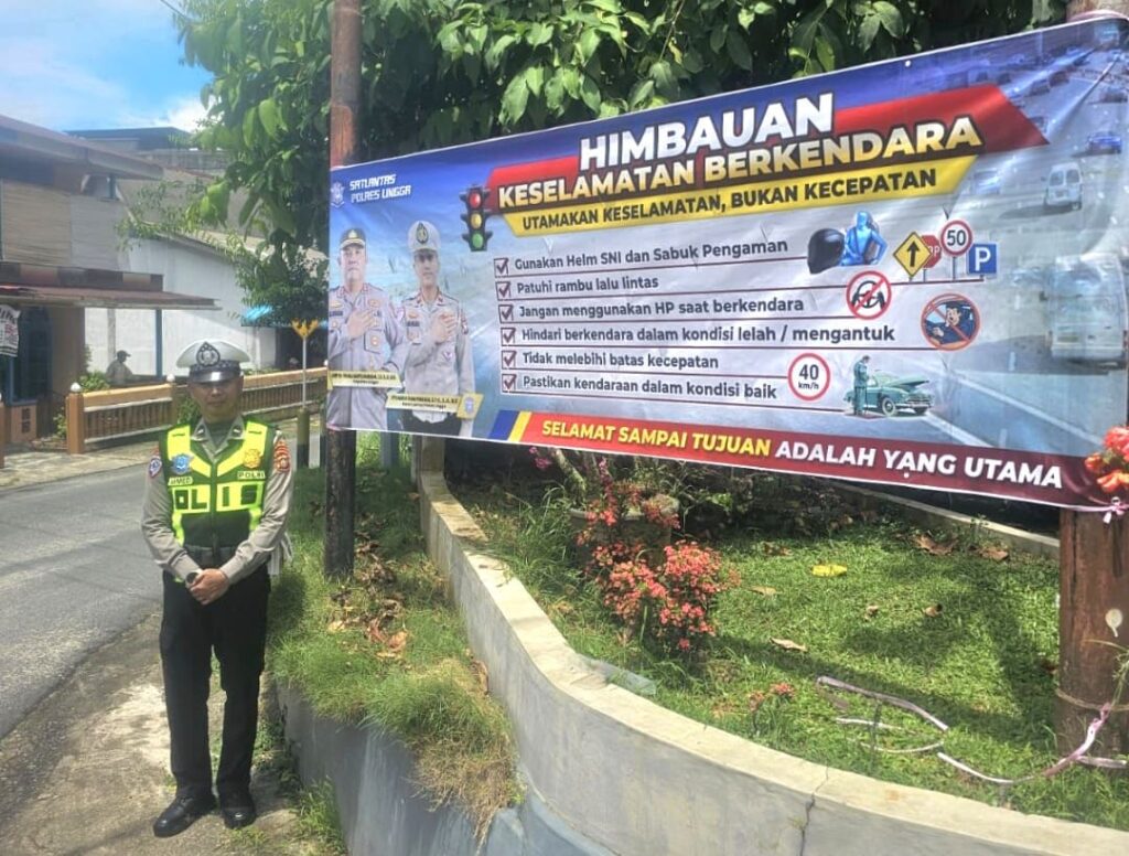 Tekan Pelanggaran dan Kecelakaan, Satlantas Lingga Pasang Spanduk Imbauan Keselamatan di Titik Rawan