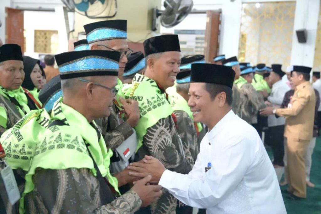 Pemkab Kuansing Lepas 186 Jemaah Haji 1447 H, Wabup Ingatkan Jaga Kesehatan dan Kekompakan