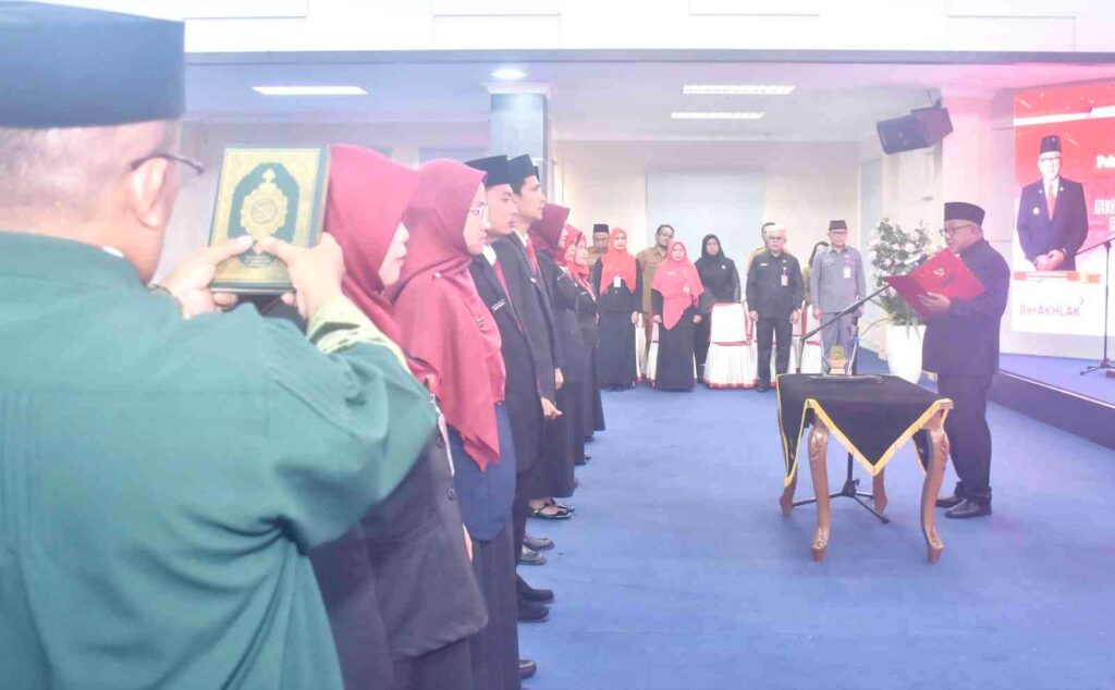 Lis Darmansyah Lantik 9 PNS dan Pejabat Fungsional, Tekankan Profesionalisme Pelayanan Kesehatan