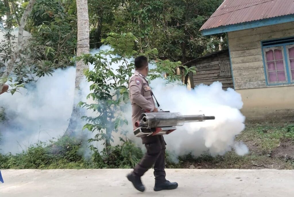 Bhabinkamtibmas dan Puskesmas Fogging Desa Jagoh, Warga Diajak Cegah DBD dari Lingkungan Bersih