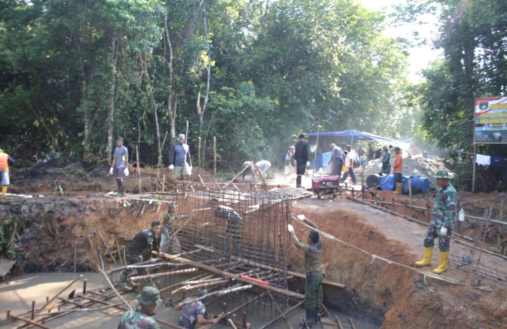 Gotong Royong TNI dan Warga Percepat Pembangunan Jembatan Armco di Bintan