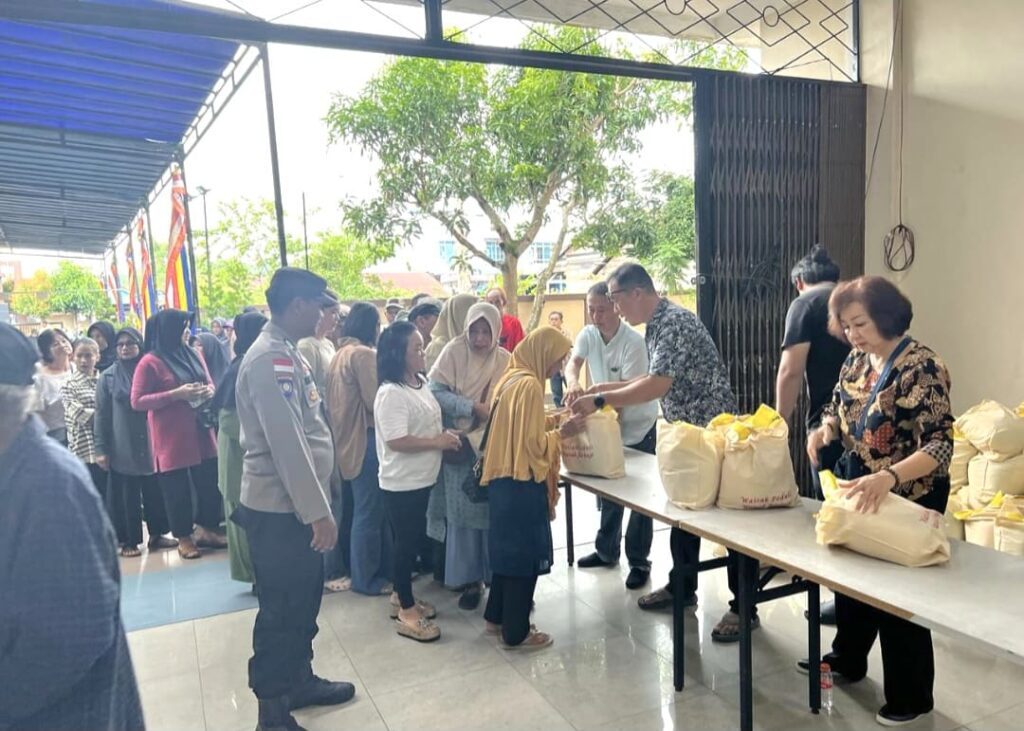 Polisi Kawal Humanis Perayaan Waisak di Dabo Singkep, 600 Paket Sembako Dibagikan ke Warga