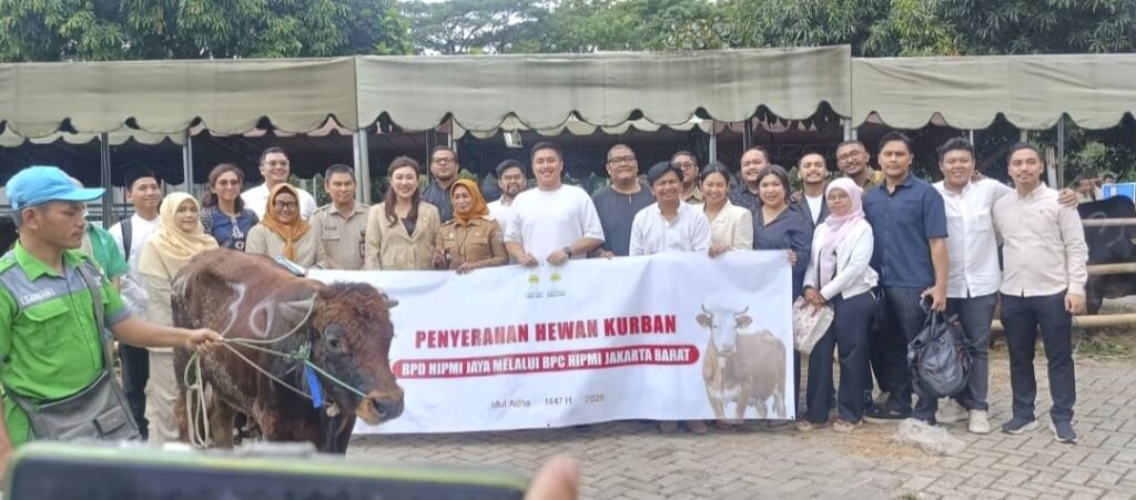 HIPMI Jakarta Barat Serahkan 8 Sapi Kurban, Wali Kota Iin Apresiasi Kepedulian Pengusaha Muda