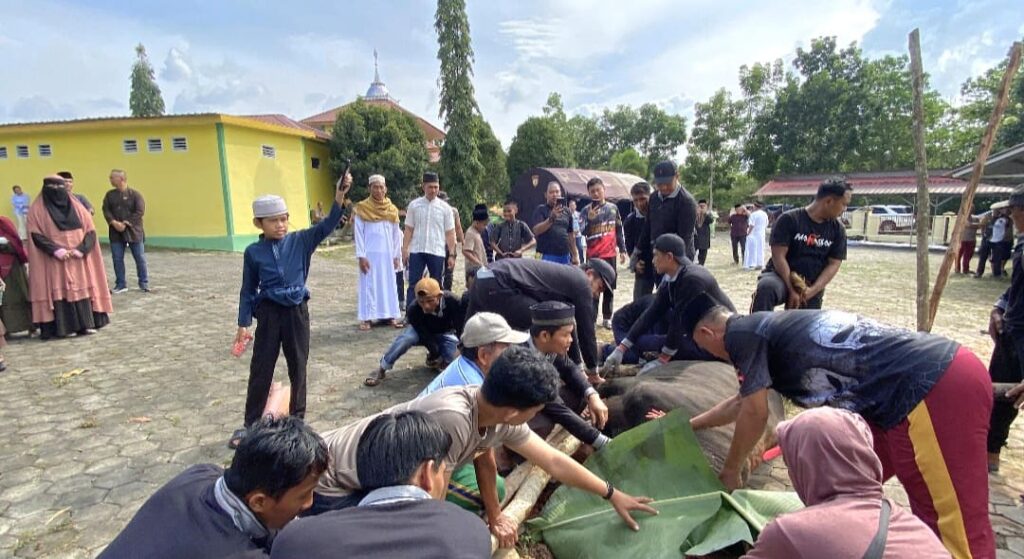 Polres Bintan Sembelih Hewan Kurban dan Bagikan Daging kepada Warga saat Iduladha 1447 Hijriah