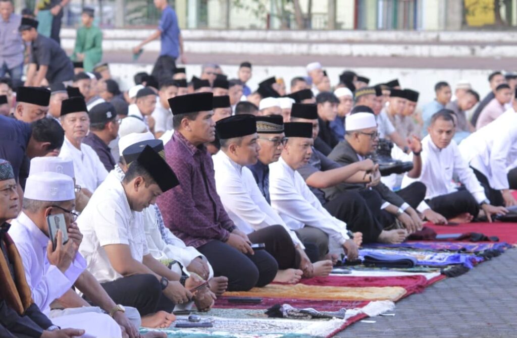 Kasal dan Pangkoarmada I Salat Iduladha di Tanjungpinang, Koarmada I Bagikan Daging Kurban untuk Warga