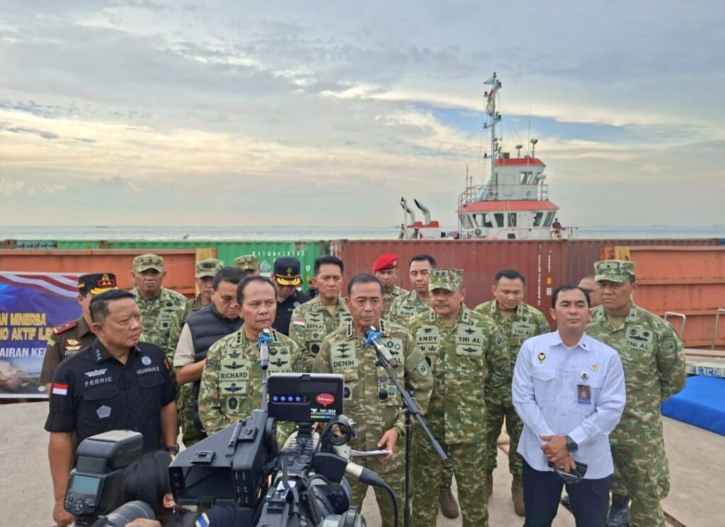 Pangkoarmada I Tinjau Barang Bukti Minerba Diduga Mengandung Unsur Radioaktif di Batam