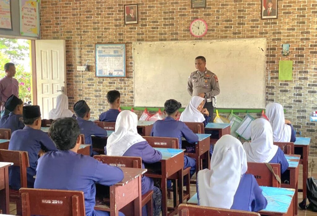 Satlantas Polres Lingga Edukasi Pelajar SMPN 2 Singkep, Tanamkan Budaya Tertib Lalu Lintas Sejak Dini