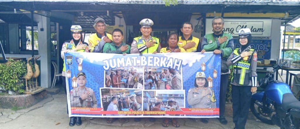 Jumat Berkah, Satlantas Polresta Tanjungpinang Berbagi dengan Ojol Sambil Edukasi Keselamatan Berlalu Lintas