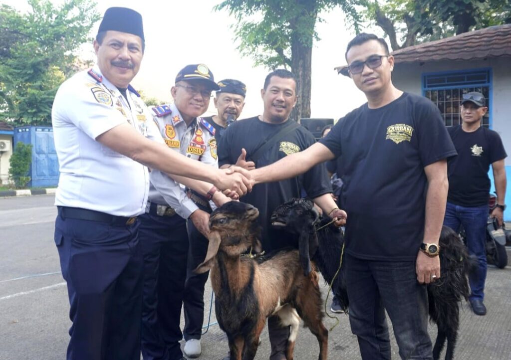 Semangat Kebersamaan Warnai Iduladha di Terminal Kampung Rambutan, Tujuh Ekor Kambing Dikurbankan