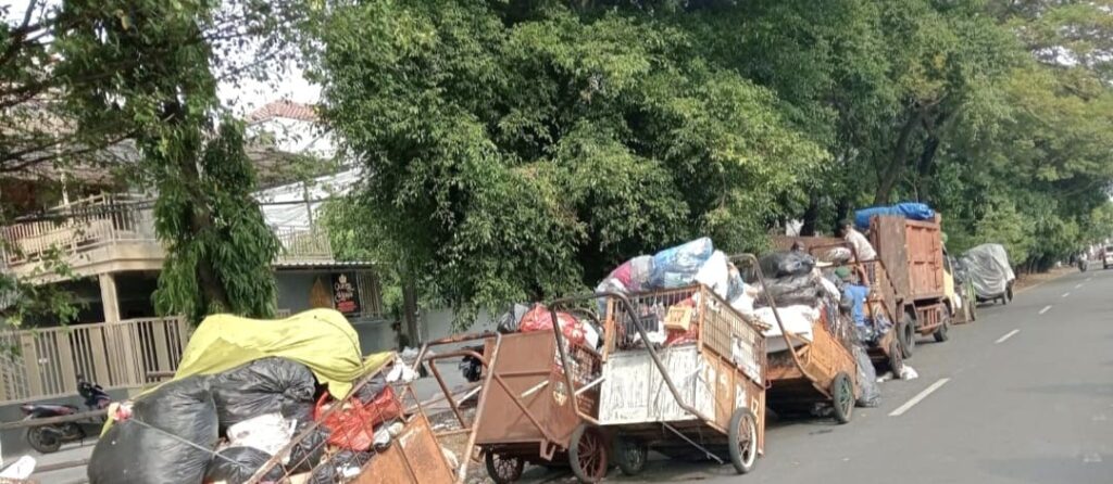 Sampah Menggunung di Taman Ratu, Warga Keluhkan Bau Menyengat hingga Masuk ke Rumah