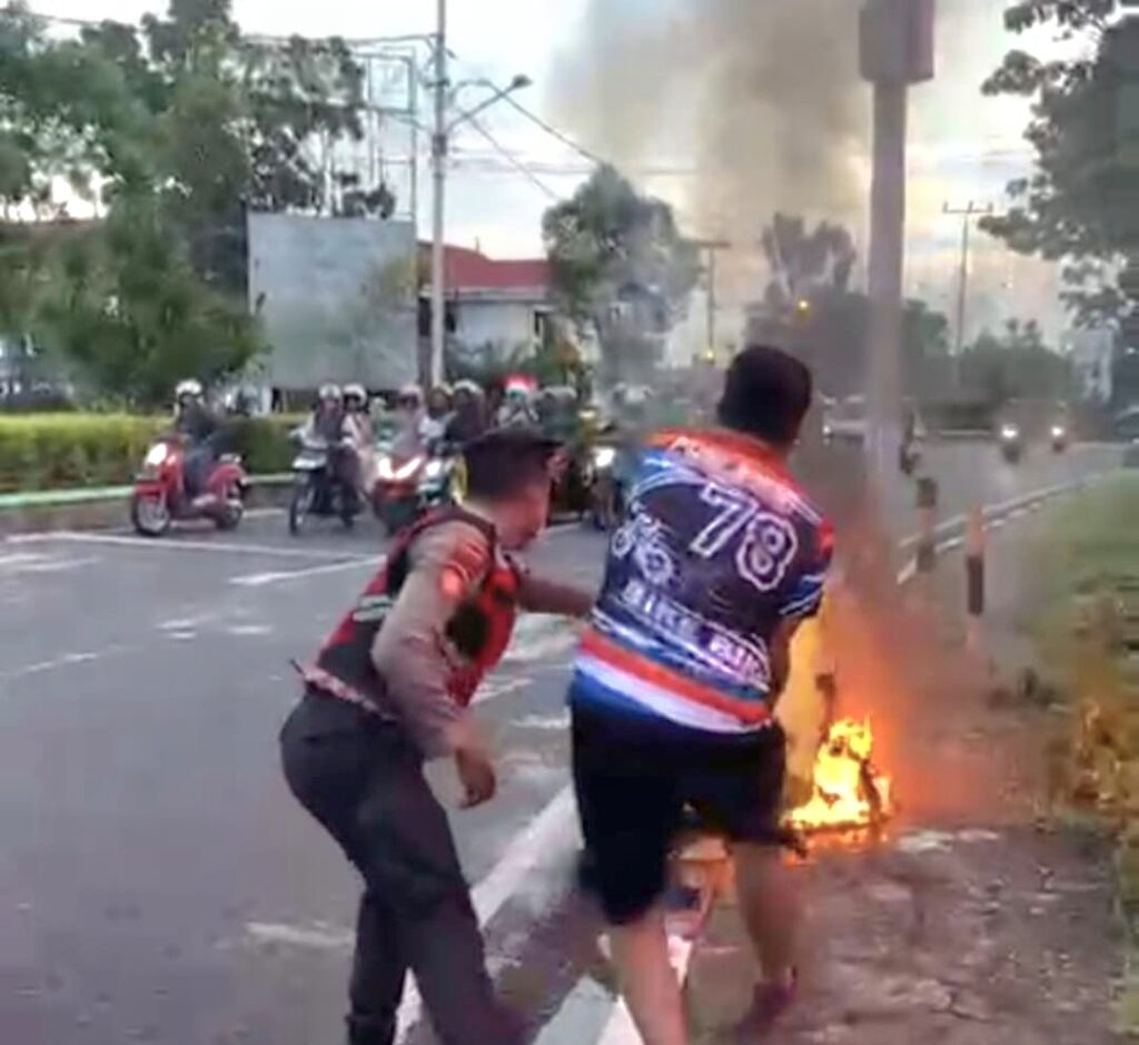 Motor Terbakar di Simpang Lampu Merah Pamedan, Polisi Sigap Berikan Pertolongan