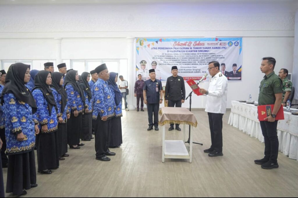 Suhardiman Amby Lantik 36 Pejabat Pendidikan di Kuansing, Tekankan Mutu Sekolah dan Disiplin Guru