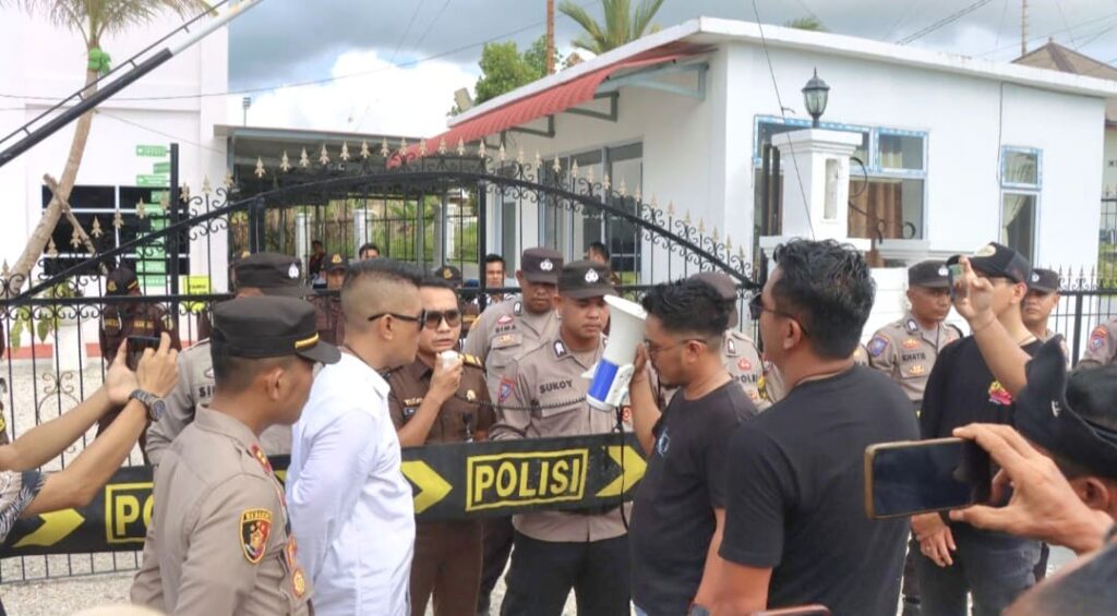 Polres Lingga Kawal Humanis Aksi Aliansi Pemuda di Kejari Lingga