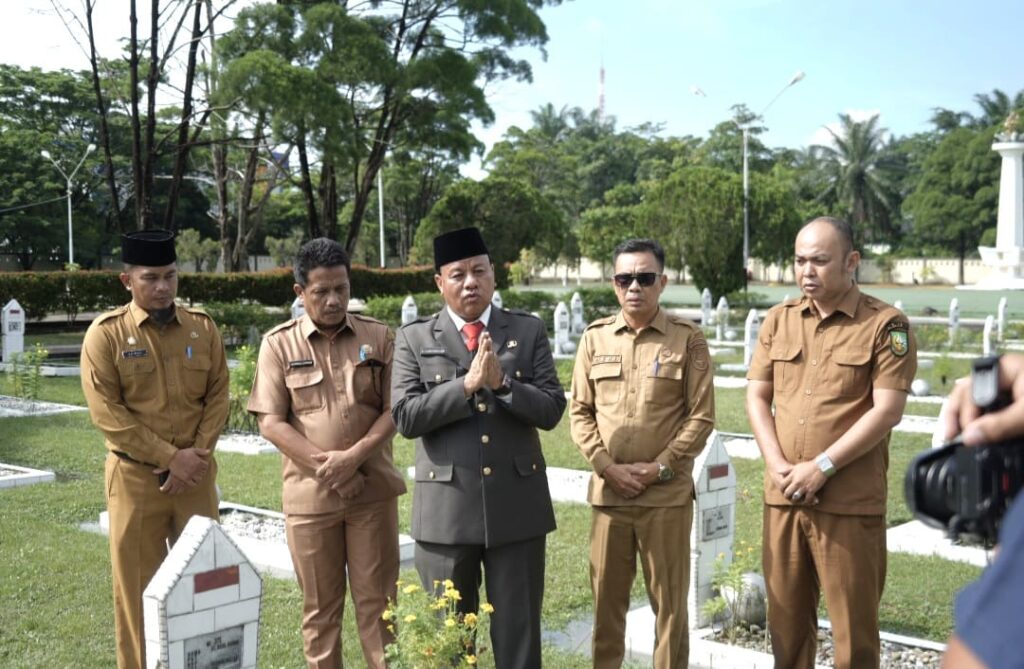 Bupati Kuansing Suhardiman Amby Ziarah ke Makam Kakeknya, Pejuang Angkatan 45 di Pekanbaru