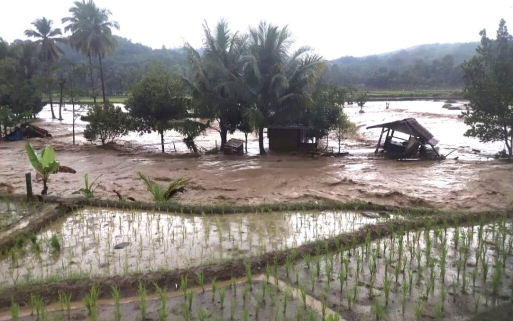 Banjir Bandang Terjang Cipanas Lebak, Ponpes Minhajussalimin Dilaporkan Hanyut
