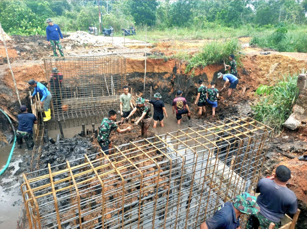 Kodim 0315/Tanjungpinang Lanjutkan Pengecoran Pondasi Jembatan Armco di Bintan