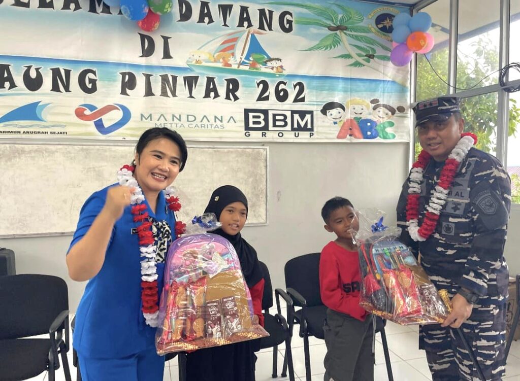 Pangkoarmada I Kunjungi Posal Sabang Mawang, Beri Bantuan untuk Anak-anak Perbatasan