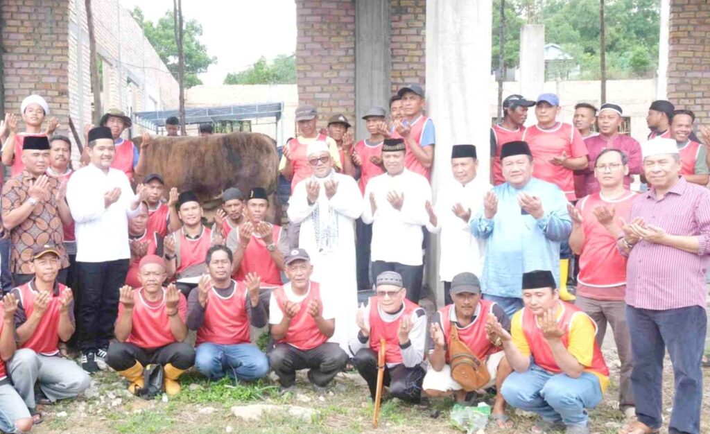 Lis Darmansyah Saksikan Penyembelihan Sapi Kurban Bantuan Presiden di Masjid At-Taubah