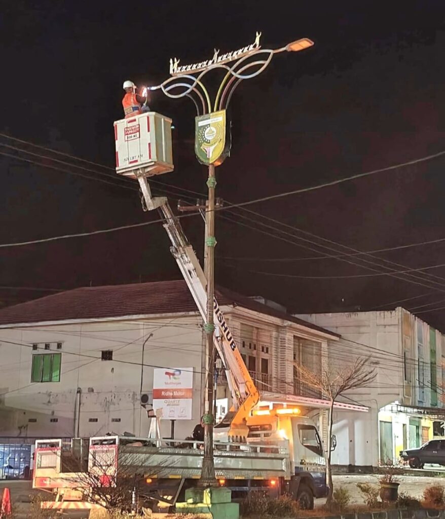 Jelang MTQ Riau ke-44, Pemkab Kuansing Kebut Perbaikan Lampu Jalan di Teluk Kuantan