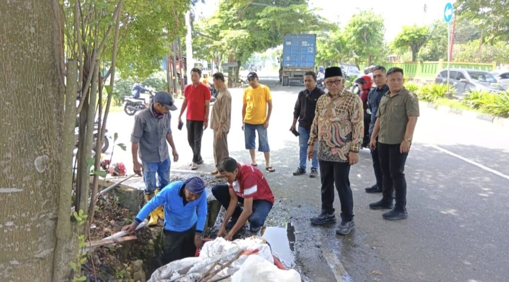 Lis Darmansyah Ancam Potong Kabel Optik yang Hambat Aliran Drainase di Tanjungpinang