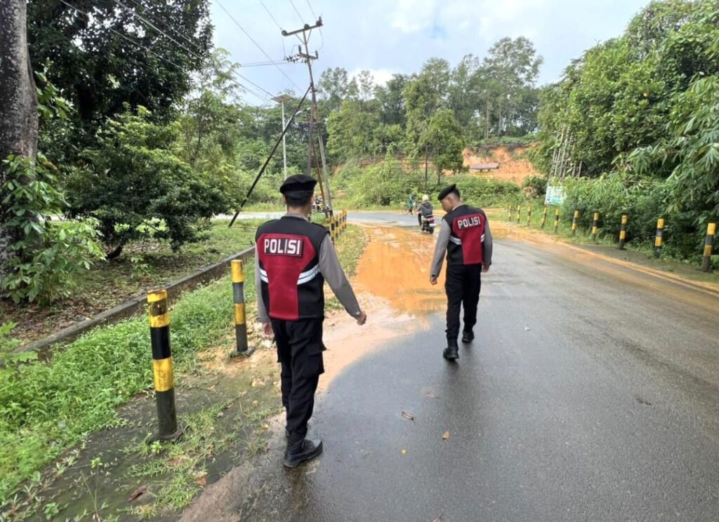 Antisipasi Cuaca Ekstrem, Polsek Daik Lingga Patroli Titik Rawan Banjir dan Longsor
