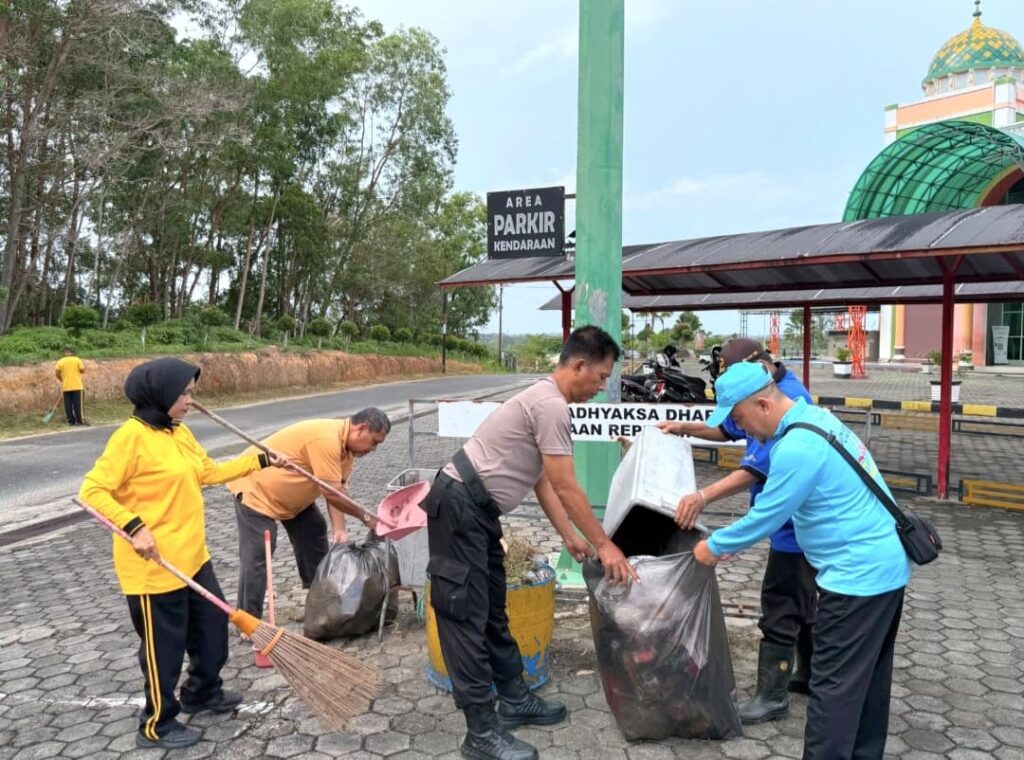 Sambut Hari Bhayangkara ke-80, Polsek Bintan Utara Bersihkan Tempat Ibadah dan Perkuat Kebersamaan