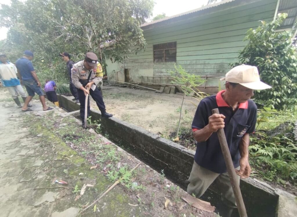 Polri dan Warga Desa Kote Gotong Royong Cegah DBD, Malaria dan Risiko Bencana