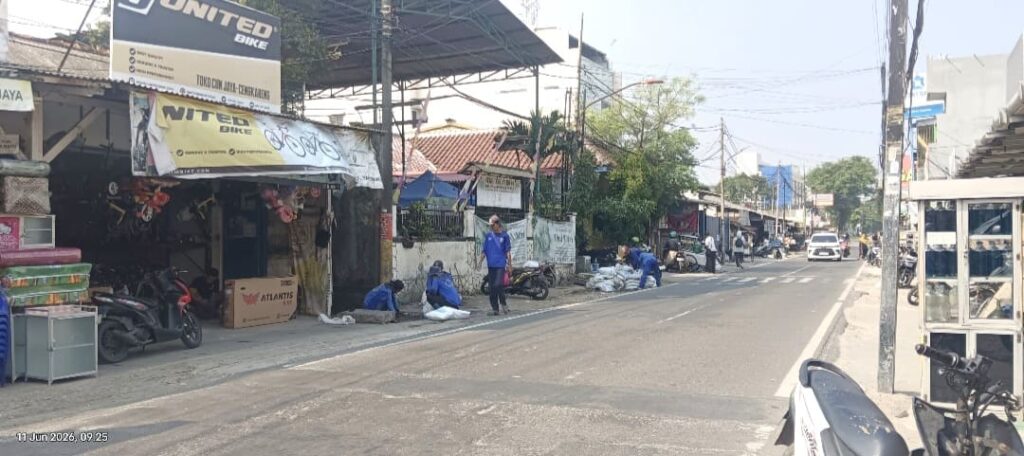 Cegah Banjir, Petugas SDA dan PPSU Bersihkan Saluran Air di RW 01 Rawa Buaya