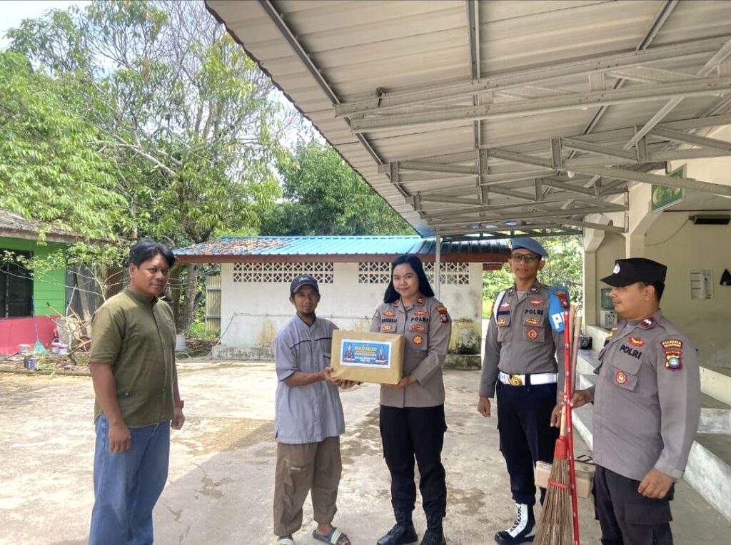 Sambut Hari Bhayangkara ke-80, Polsek Bandara RHF Gelar Bakti Religi dan Salurkan Bantuan ke Masjid