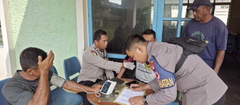 Sambut Hari Bhayangkara ke-80, Polres Lingga Gelar Bakti Kesehatan untuk Buruh Pelabuhan