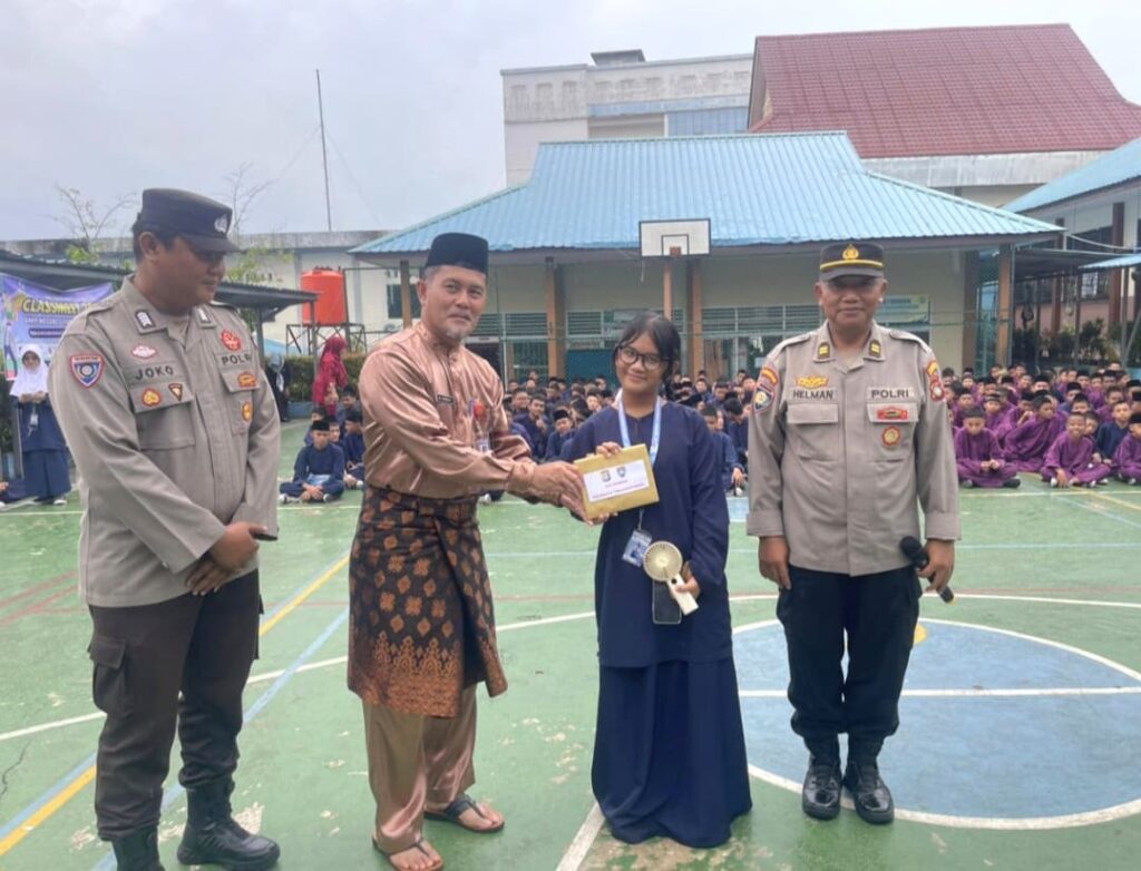 Polresta Tanjungpinang dan BNN Edukasi Pelajar SMPN 5 tentang Bahaya Narkoba dan Bullying