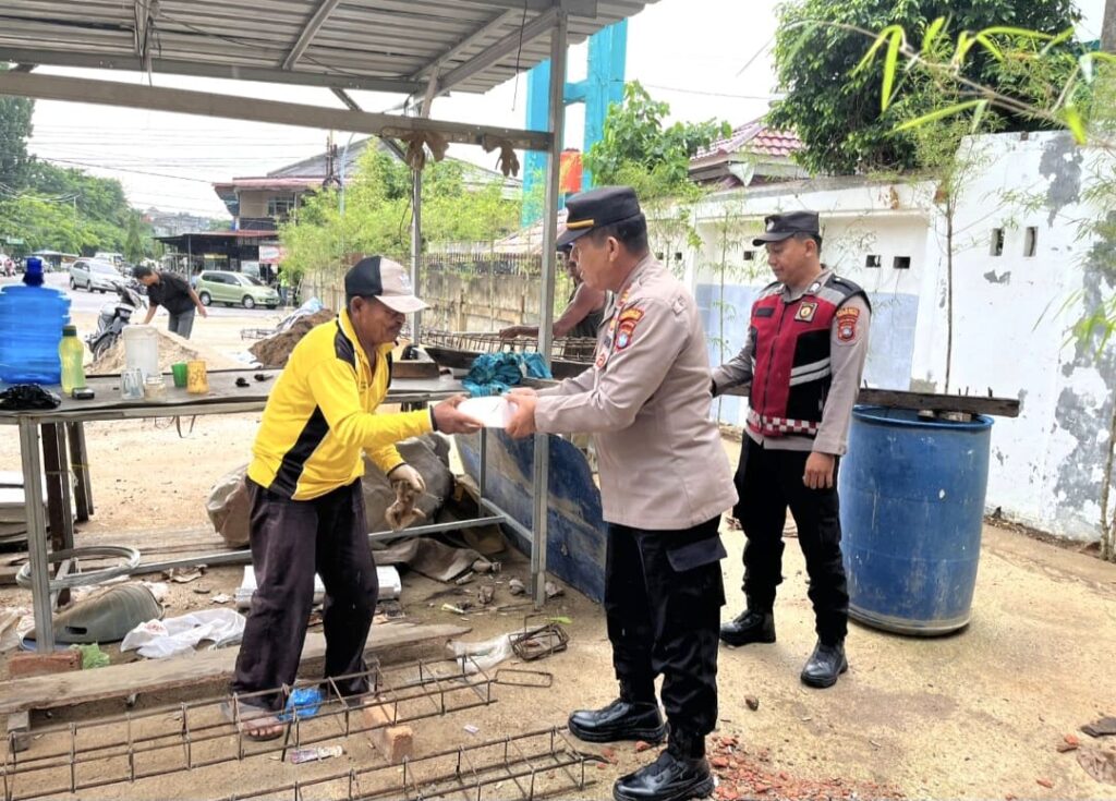 Polsek Bukit Bestari Bagikan Nasi Kotak untuk Warga Kurang Mampu Lewat Program Jumat Berkah