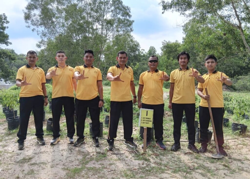 Polres Lingga Tanam Bibit Pepaya untuk Dukung Ketahanan Pangan dan Penghijauan