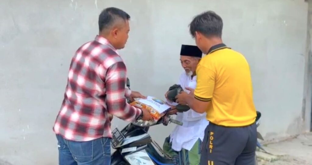 Jumat Berkah, Polres Lingga Salurkan Bantuan Sembako kepada Warga Kurang Mampu