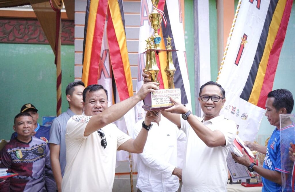 Alam Cahayo Tuah Nagori Juara Pacu Jalur Rayon I Cerenti, Taklukkan Panglimo Gagak Itam di Final