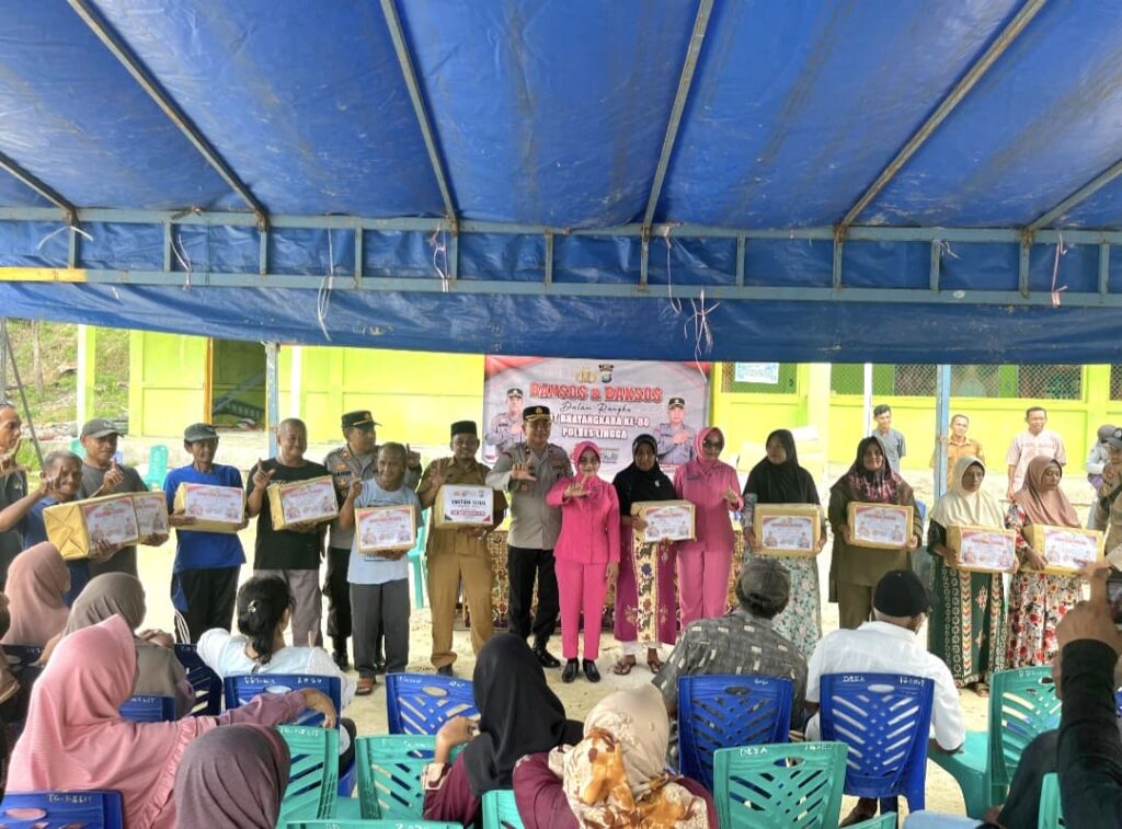 Polres Lingga Salurkan 80 Paket Sembako untuk Korban Puting Beliung di Tanjung Kelit