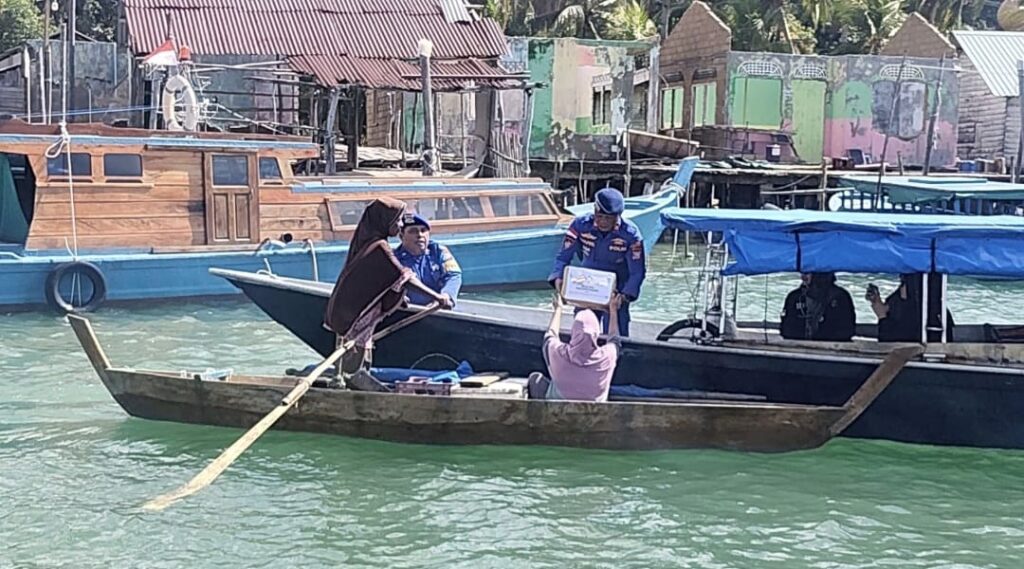 Sambut Hari Bhayangkara ke-80, Satpolairud Polres Bintan Bagikan 50 Paket Sembako untuk Nelayan