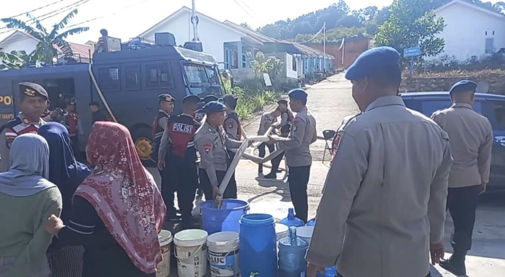 Sambut Hari Bhayangkara ke-80, Polres Bintan Salurkan Air Bersih untuk Warga Seri Kuala Lobam